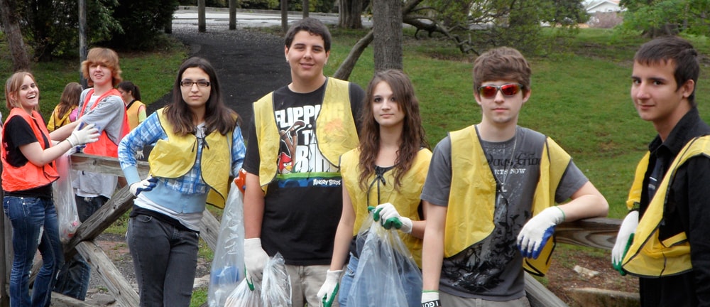 PCUB student volunteers removing trash from park
